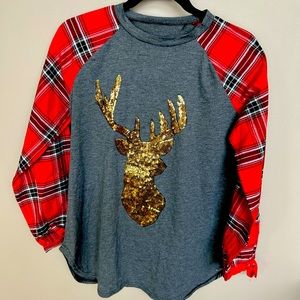 Festive Hoiday Tee with gold sequence appliqué in deer head.